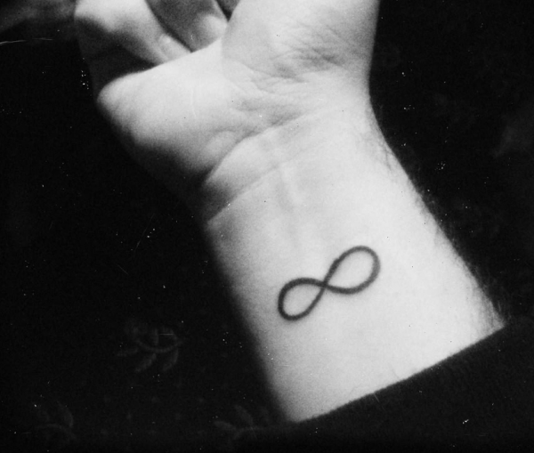 Simbol infinity (tak terbatas) di pergelangan tangan